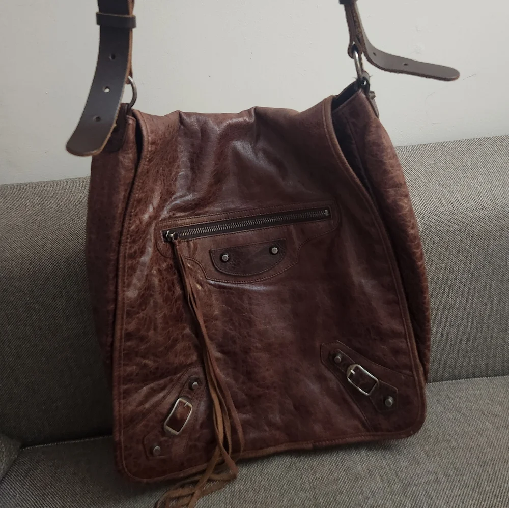 BALENCIAGA Besace Brown Messenger Flap Bag. In excellent condition